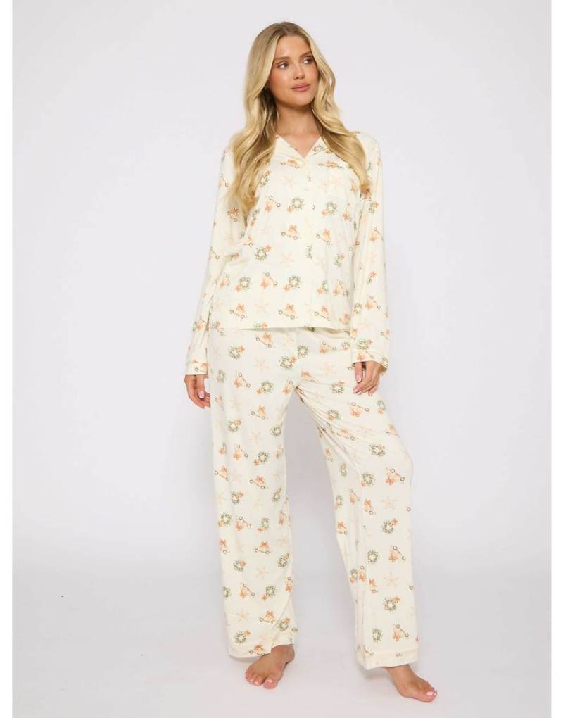 Loungeable - Pyjama-Set in Cremeweiß mit neutralem Weihnachtsmuster, bestehend aus geknöpftem Hemd und langer Hose von Loungeable