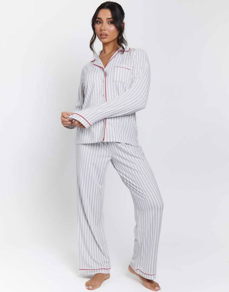 Loungeable - Pyjama in Grau mit Streifen, bestehend aus Hemd und langer Hose von Loungeable