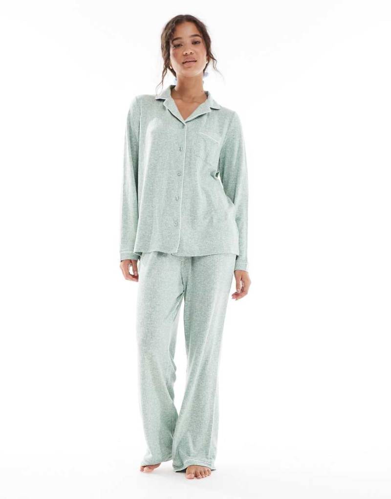 Loungeable - Gerippter, klassischer Pyjama aus angerautem Rippstrick in meliertem Grün von Loungeable