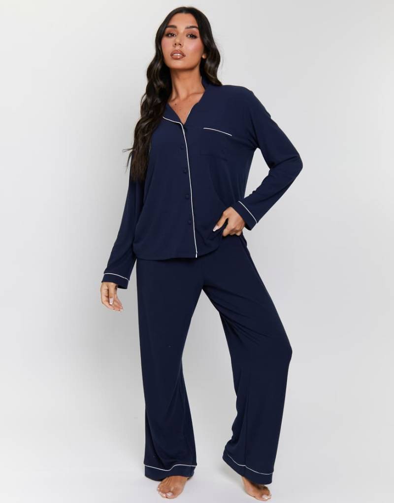 Loungeable - Klassischer, gerippter Pyjama in Marineblau, bestehend aus langärmligem Hemd und langer Hose von Loungeable