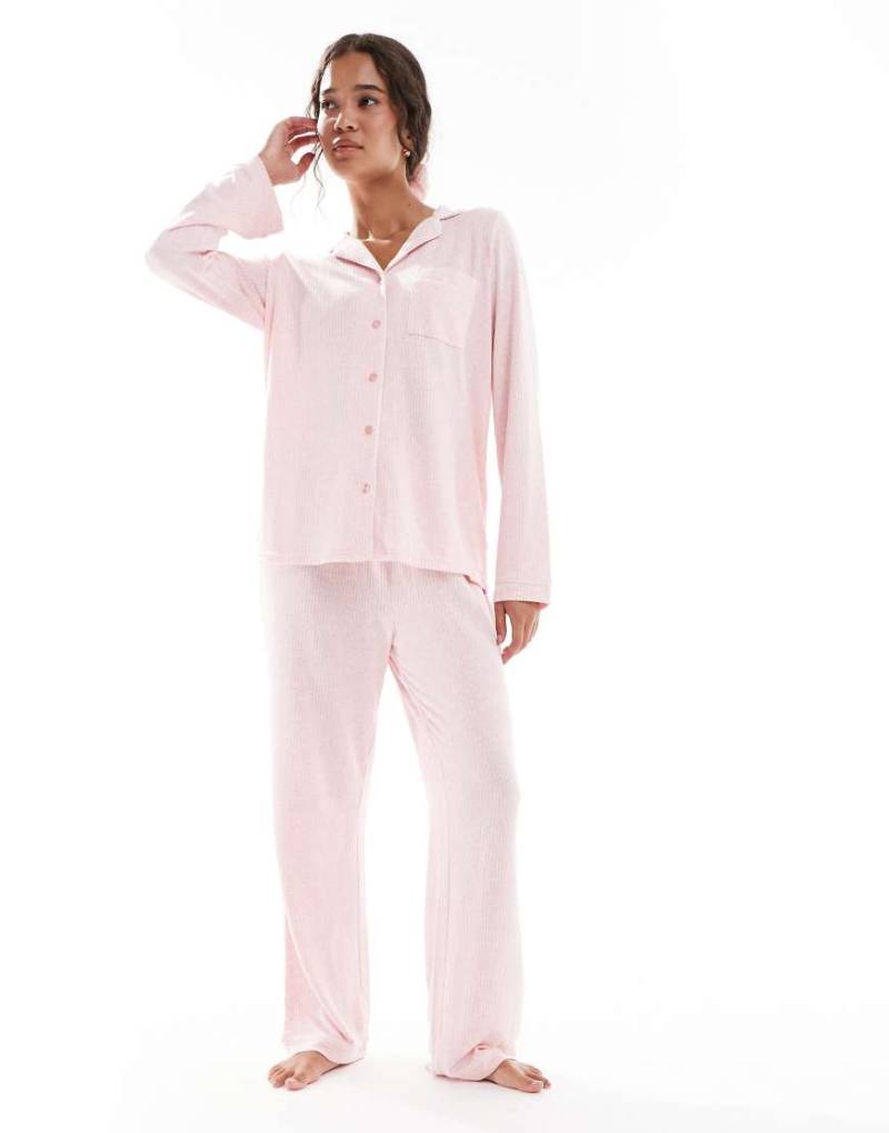 Loungeable - Gerippter Pyjama in meliertem Rosa mit Paspelierung, aus Oberteil mit Reverskragen und weit geschnittener Hose von Loungeable