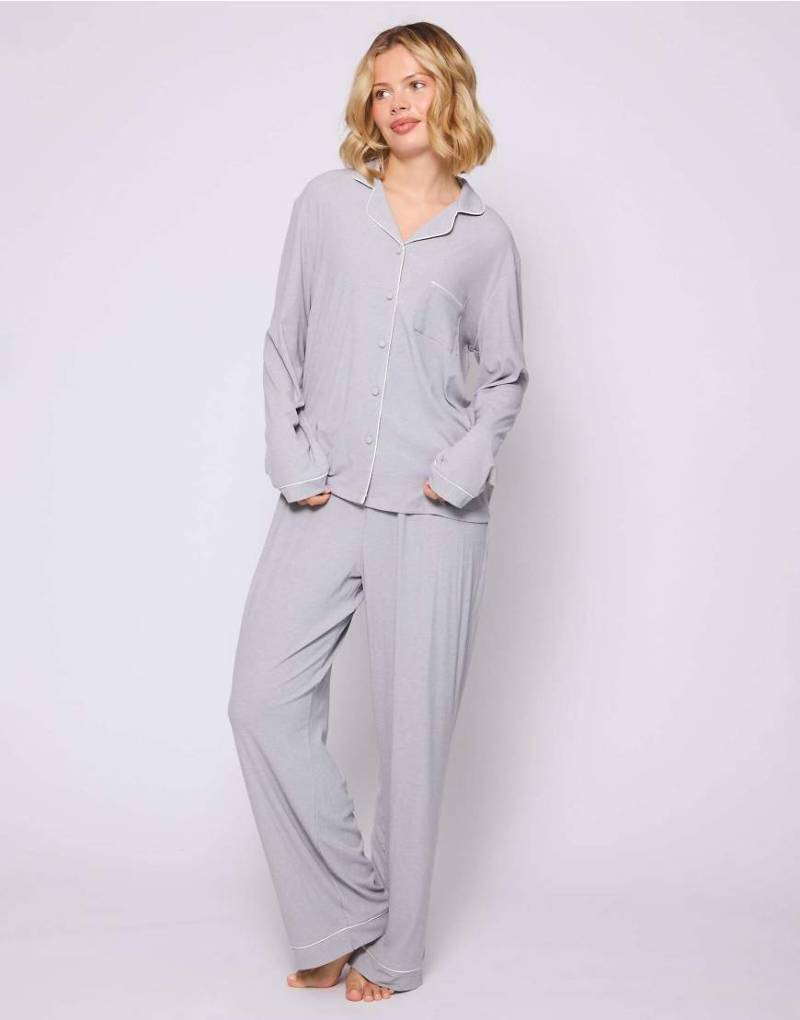 Loungeable - Klassischer, gerippter Pyjama in Silber, bestehend aus langärmligem Hemd und langer Hose von Loungeable