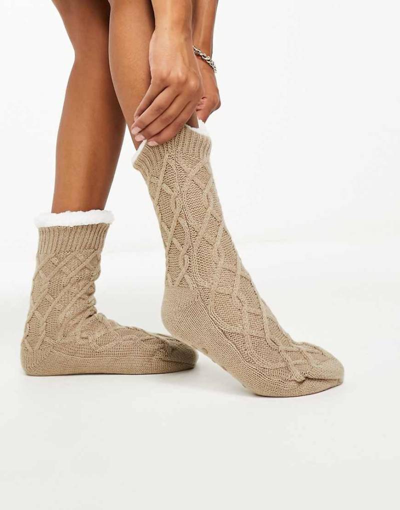 Loungeable - Kuschelige Hausschuh-Socken aus beigem Strick mit Zopfmuster-Neutral von Loungeable