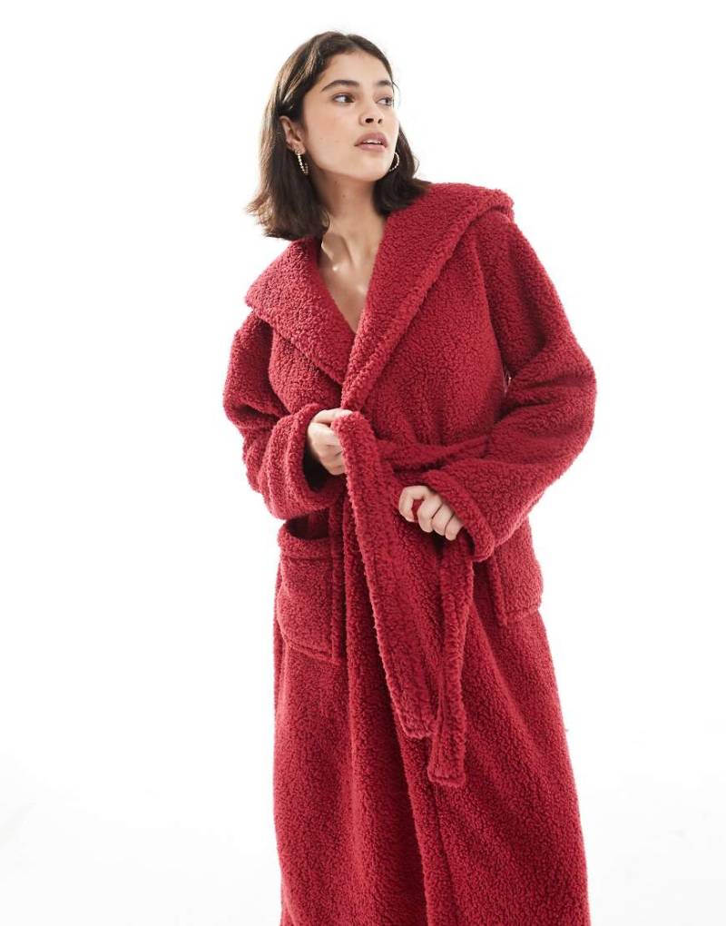 Loungeable - Kuscheliger Maxi-Bademantel aus Sherpa-Fleece in Rot mit Kapuze von Loungeable