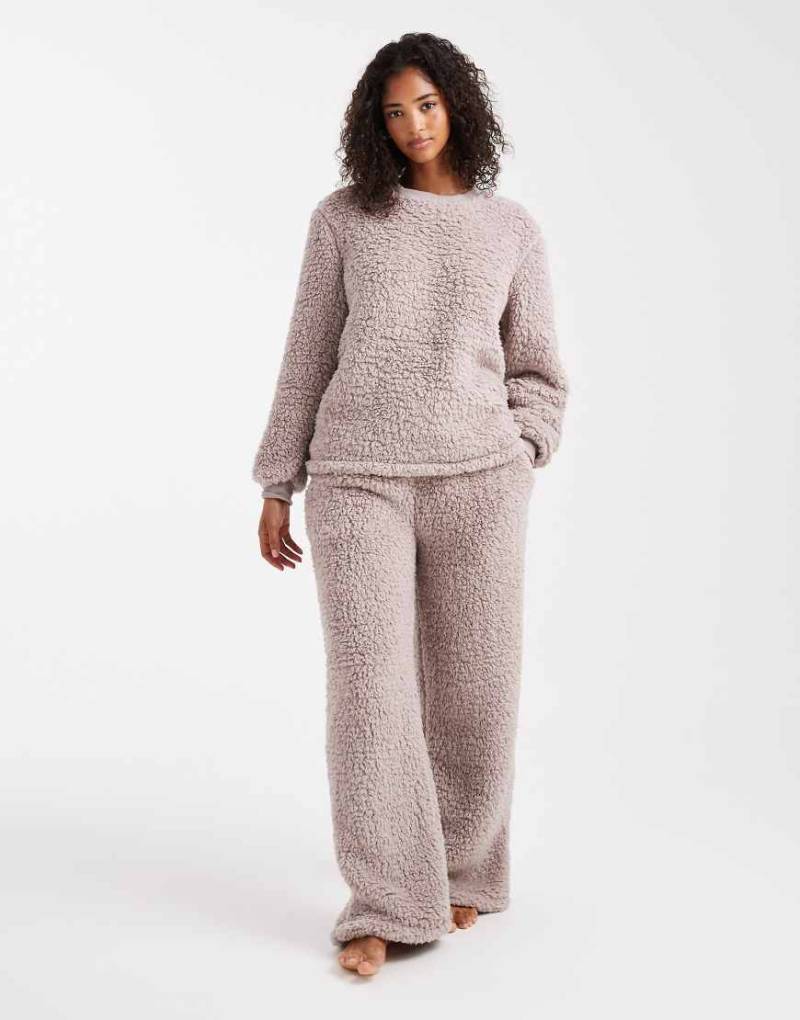 Loungeable - Kuschliges Nachtwäsche-Set aus Teddystoff in Nerzrosa mit weiter Hose und Sweatshirt-Neutral Loungeable - Kuschliges Nachtwäsche-Set aus Teddystoff in Nerzrosa mit weiter Hose und Sweatshirt-Neutral von Loungeable