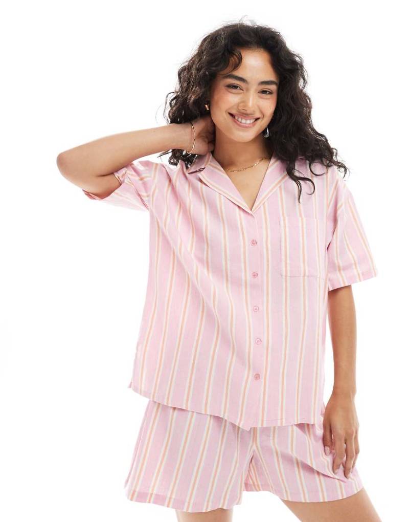 Loungeable - Klassischer Damen-Pyjama aus Webstoff in Rosa, aus kurzärmligem Hemd und Shorts von Loungeable