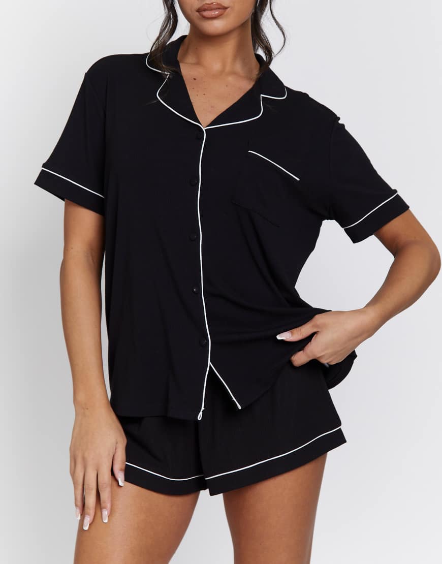 Loungeable - Ladies - Klassischer kurzer Pyjama in Schwarz mit Rippstruktur Loungeable - Ladies - Klassischer kurzer Pyjama in Schwarz mit Rippstruktur von Loungeable