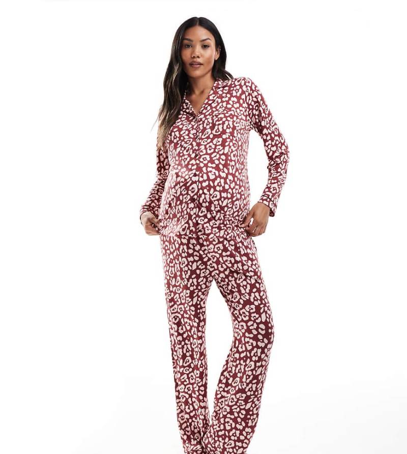 Loungeable Maternity - Superweicher Jersey-Pyjama in Rot mit Reverskragen, Paspelierung und Leopardenmuster von Loungeable