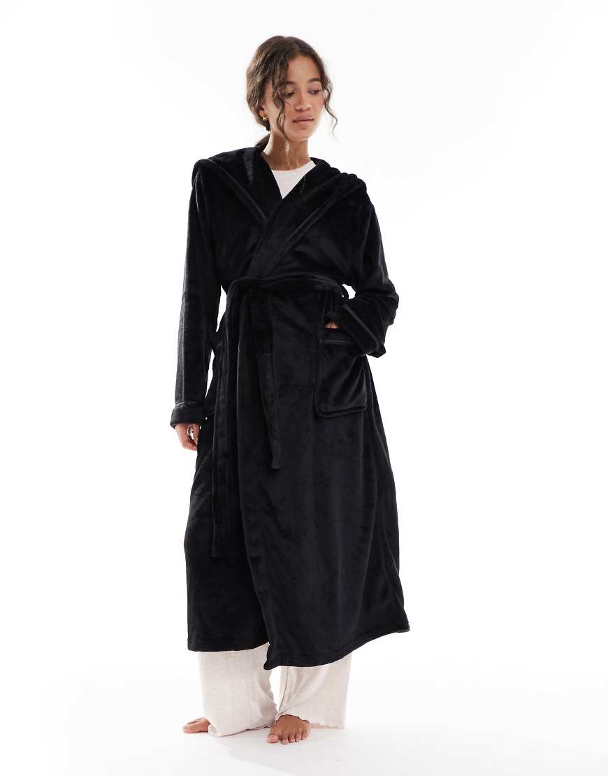 Loungeable - Maxi-Bademantel aus luxuriösem Fleece in Schwarz mit Kapuze und Schleifenbandbesatz von Loungeable
