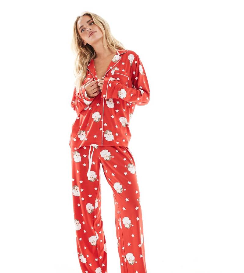 Loungeable Petite - Christmas - Roter Jersey-Pyjama mit Weihnachtsmann-Print mit Oberteil mit Reverskragen und Hose mit weitem Bein von Loungeable