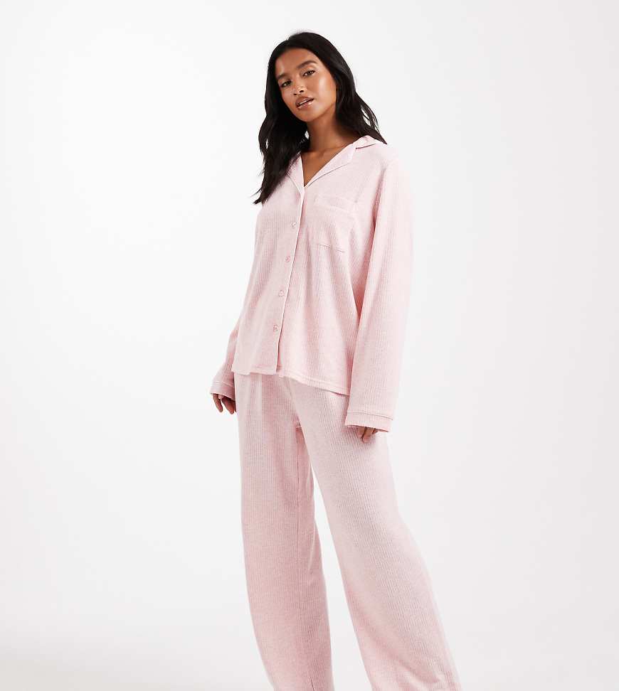 Loungeable Petite - Gerippter Pyjama in meliertem Rosa mit Paspelierung, bestehend aus Oberteil mit Reverskragen und weit geschnittener Hose von Loungeable