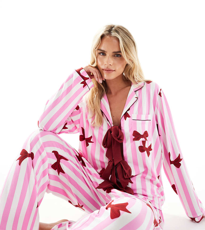Loungeable Petite - Superweicher Jersey-Pyjama in gestreiftem Rosa mit Schleifenmuster von Loungeable