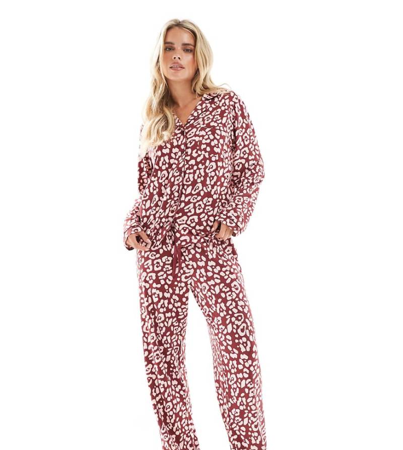 Loungeable Petite - Superweiches Pyjama-Set aus Jersey mit Reverskragen und Paspeldetail in Rot mit Leopardenmuster von Loungeable