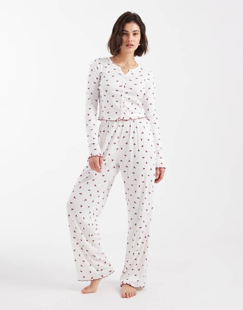 Loungeable - Pyjama-Set aus geripptem Jersey mit weitem Bein und Kirschmuster-Bunt von Loungeable