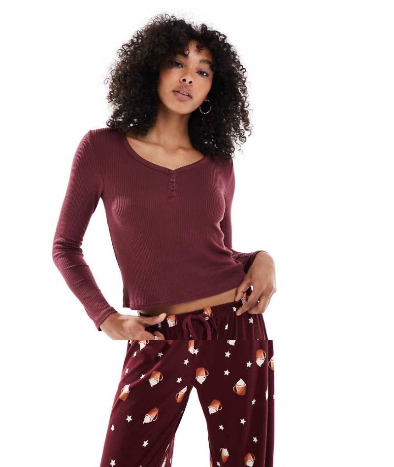 Loungeable - Pyjama aus Henley-Oberteil und mit Spiced Latte gemusterter Hose-Bunt von Loungeable