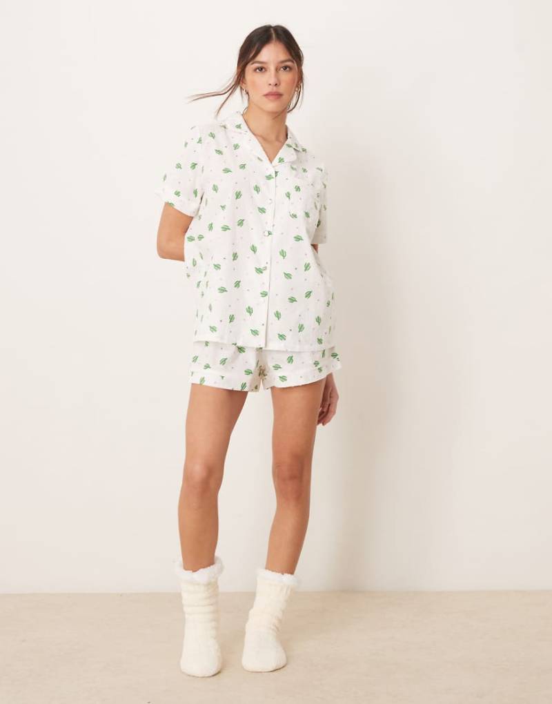 Loungeable - Pyjama aus genopptem Webstoff mit Kaktusprint mit Kurzarmhemd und Shorts-Bunt von Loungeable