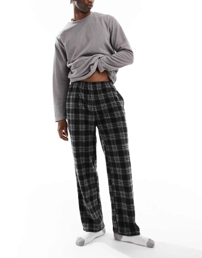 Loungeable - Pyjama mit karierter Fleece-Hose in Grau Loungeable - Pyjama mit karierter Fleece-Hose in Grau von Loungeable