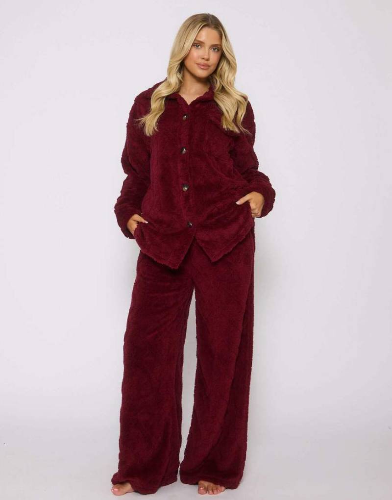 Loungeable - Set aus Hemdjacke mit Knopfleiste und Hose, in Burgunderrot mit Zopfmuster von Loungeable