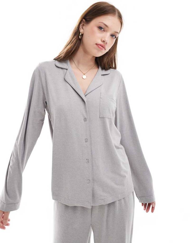 Loungeable - Superweicher Jersey-Pyjama in Grau meliert mit Oberteil mit Revers und Hose mit weitem Bein mit Paspelierung von Loungeable