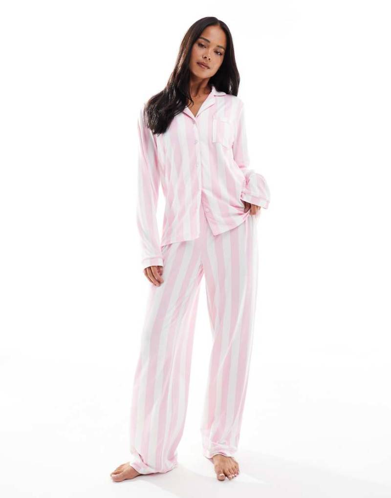 Loungeable - Superweicher Jersey-Pyjama in Rosa gestreift mit Paspelierung aus Oberteil mit Reverskragen und weit geschnittener Hose-Bunt von Loungeable