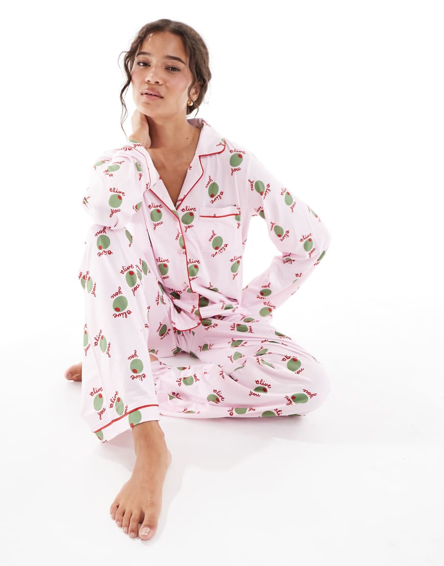 Loungeable - Superweicher Jersey-Pyjama in Rosa mit „Olive You"-Olivenmuster, bestehend aus Oberteil mit Reverskragen und Hose mit weitem Bein Loungeable - Superweicher Jersey-Pyjama in Rosa mit „Olive You"-Olivenmuster, bestehend aus Oberteil mit Reverskragen und Hose mit weitem Bein von Loungeable