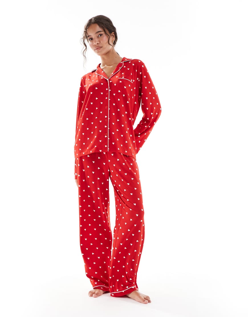 Loungeable - Superweicher Jersey-Pyjama in Rot mit Herzmuster, aus Oberteil mit Reverskragen und Hose mit weitem Bein Loungeable - Superweicher Jersey-Pyjama in Rot mit Herzmuster, aus Oberteil mit Reverskragen und Hose mit weitem Bein von Loungeable