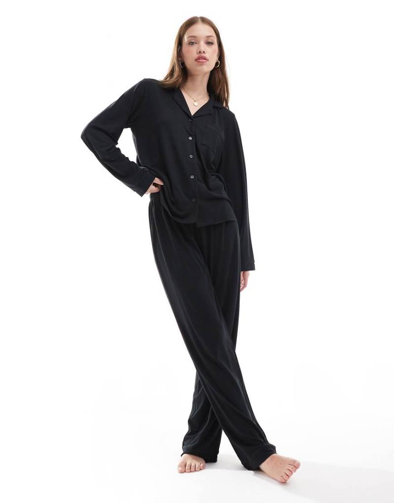 Loungeable - Superweicher Jersey-Pyjama in Schwarz mit Paspelierung aus Oberteil mit Reverskragen und weit geschnittener Hose von Loungeable