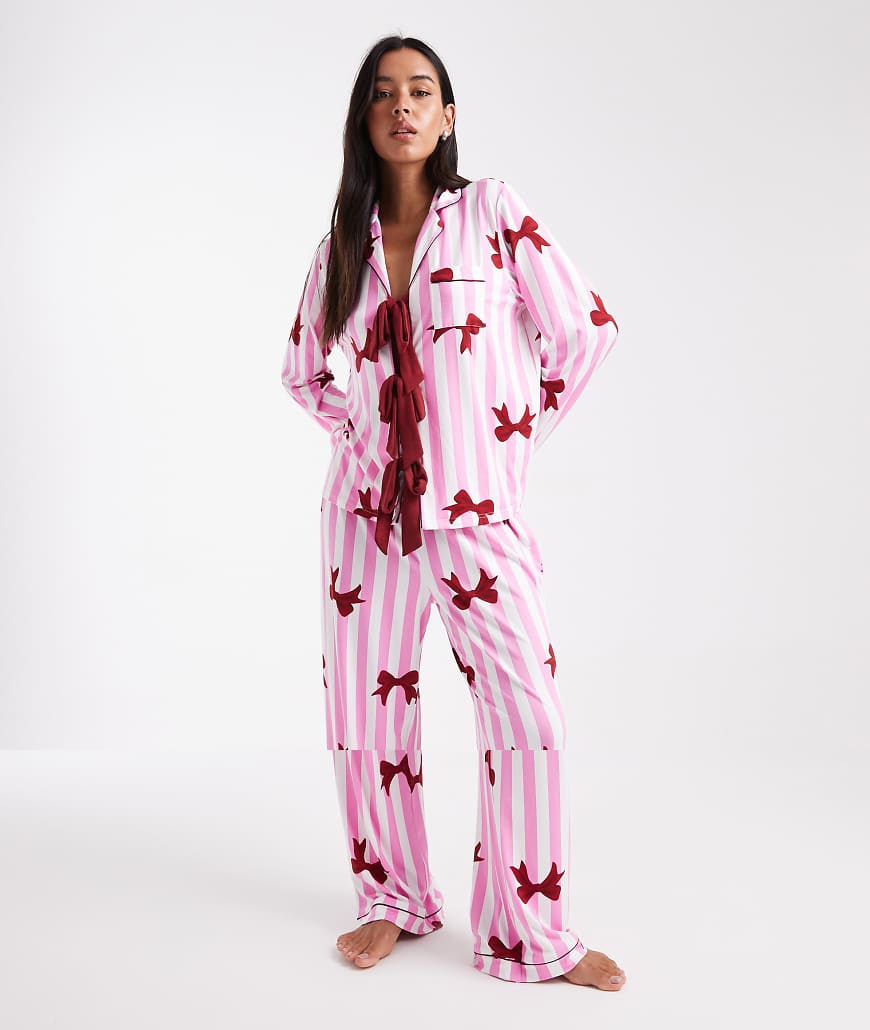Loungeable - Superweicher Jersey-Pyjama in gestreiftem Rosa mit Schleifenmuster von Loungeable