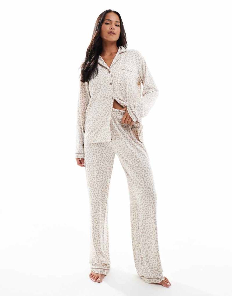 Loungeable - Superweicher Jersey-Pyjama in neutraler Farbe mit Leopardenmuster und Paspelierung aus Oberteil mit Reverskragen und weit geschnittener Hose von Loungeable