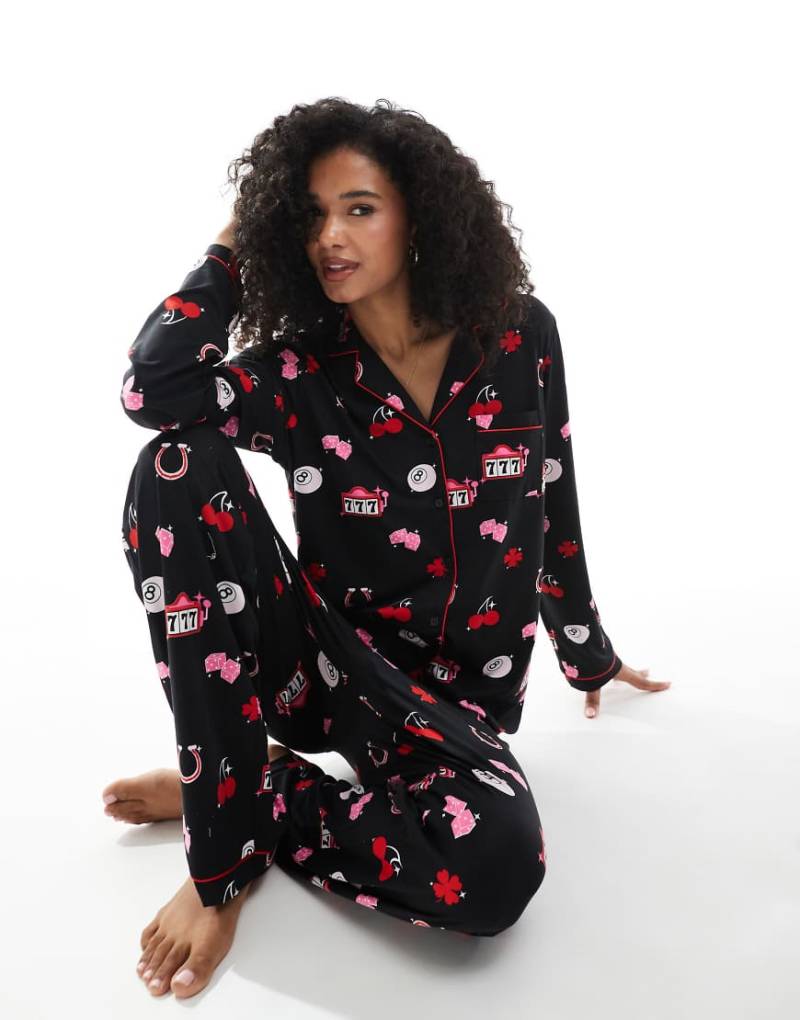 Loungeable - Superweicher Pyjama aus Jersey in Schwarz mit Glückssymbol-Print von Loungeable