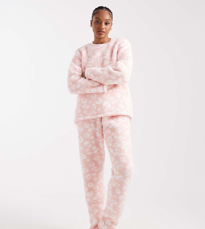 Loungeable Tall - Kuscheliges, zweiteiliges Sherpa-Nachtwäsche-Set in Rosa mit Leopardenmuster von Loungeable