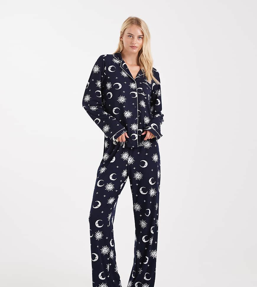Loungeable Tall - Pyjama aus Oberteil mit Reverskragen und Hose mit Biesen, aus superweichem Jersey in Marineblau mit Himmel-Print Loungeable Tall - Pyjama aus Oberteil mit Reverskragen und Hose mit Biesen, aus superweichem Jersey in Marineblau mit Himmel-Print von Loungeable