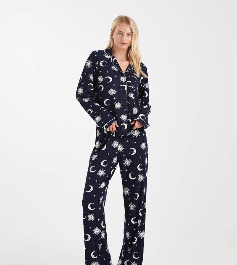 Loungeable Tall - Pyjama aus Oberteil mit Reverskragen und Hose mit Biesen, aus superweichem Jersey in Marineblau mit Himmel-Print von Loungeable