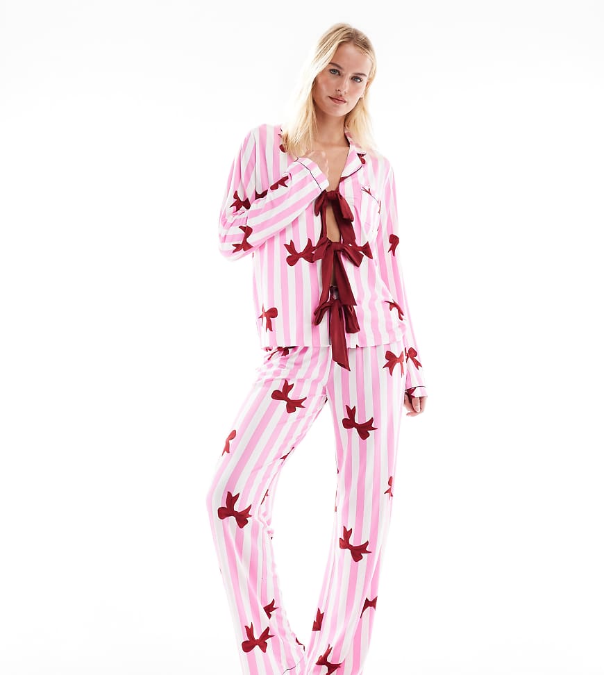 Loungeable Tall - Superweicher Jersey-Pyjama in gestreiftem Rosa mit Schleifenmuster Loungeable Tall - Superweicher Jersey-Pyjama in gestreiftem Rosa mit Schleifenmuster von Loungeable