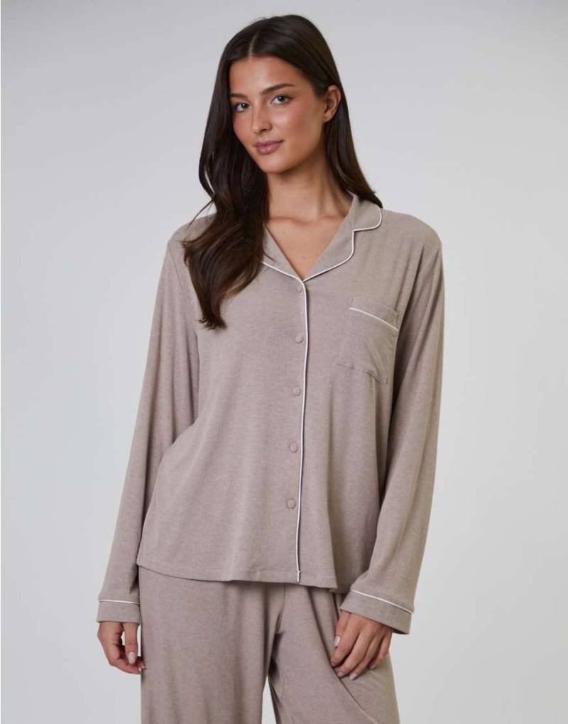 Loungeable - Traditioneller, gerippter Pyjama in Haferbeige aus langärmligem Hemd und langer Hose-Brown von Loungeable