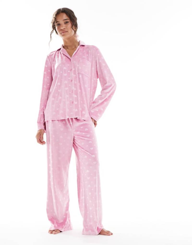 Loungeable - Velours-Pyjama in Rosa mit Herzchenmuster, bestehend aus Oberteil mit Reverskragen und Hose mit weitem Bein von Loungeable