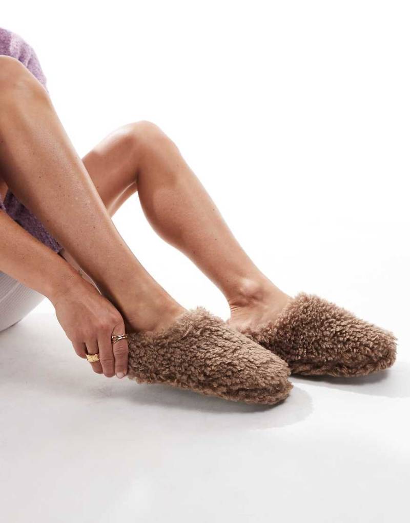 Loungeable - Zottelige Hausschuhe in Schokobraun und Cremeweiß von Loungeable