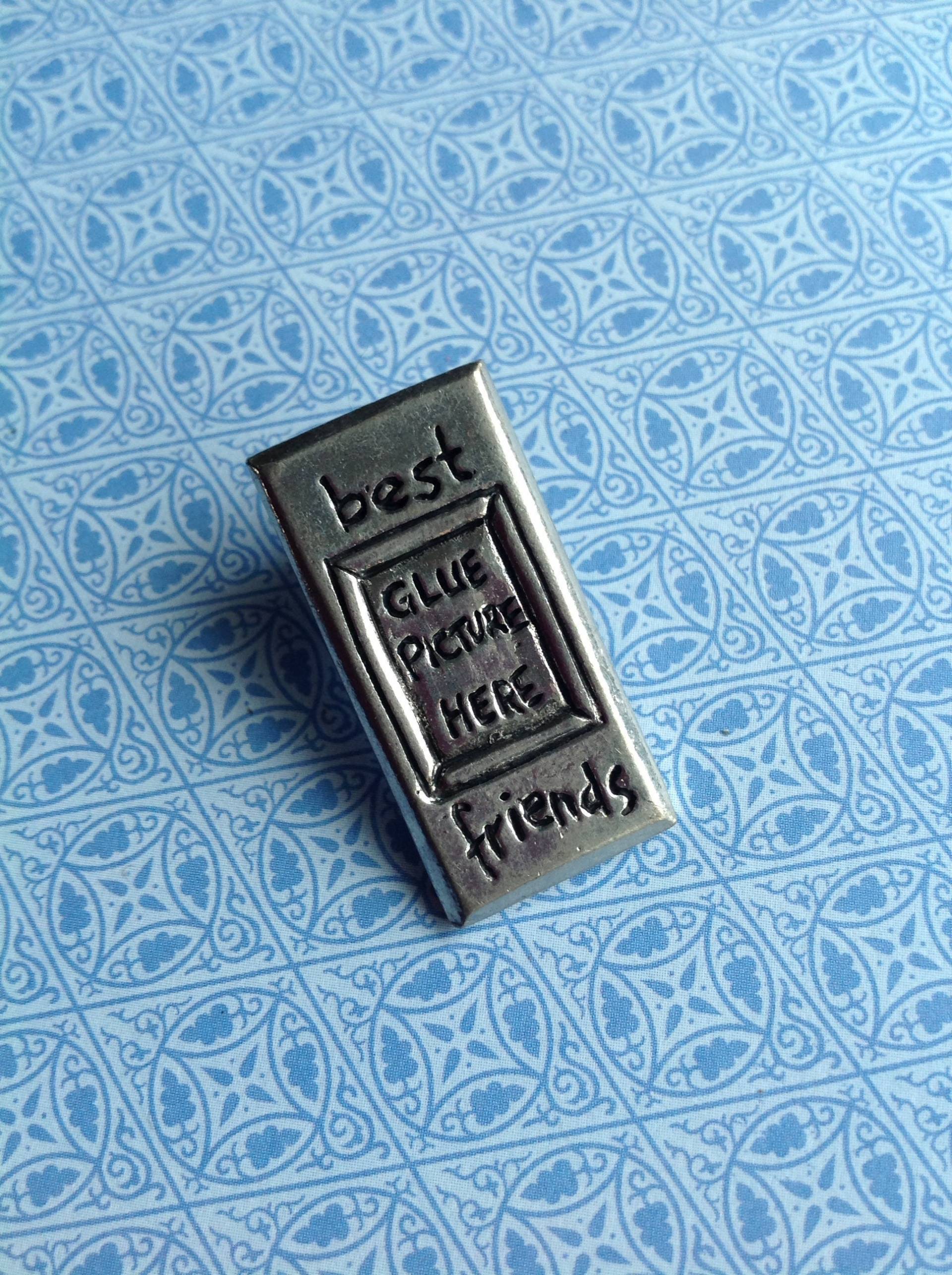 Bester Freund Brosche Mit Gravur Bilder Metall Pin Abzeichen Vintage Bild Buddy Kumpel Bester Freund Brosche Mit Gravur Bilder Metall Pin Abzeichen Vintage Bild Buddy Kumpel von Lousimart