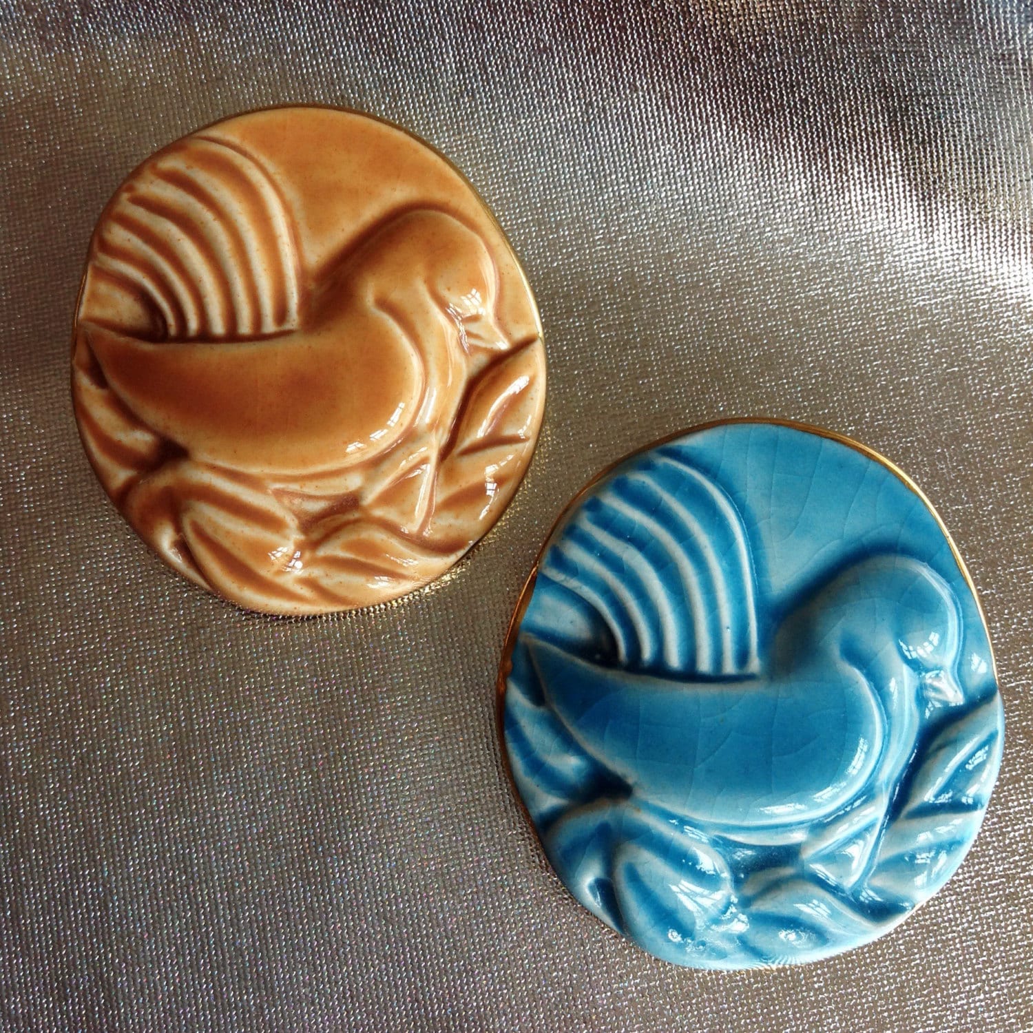 Kanalinsel Keramik Brosche Vintage Vogel Glasierte Goldrand Channel Design Schmuck Jersey Guernsey von Lousimart