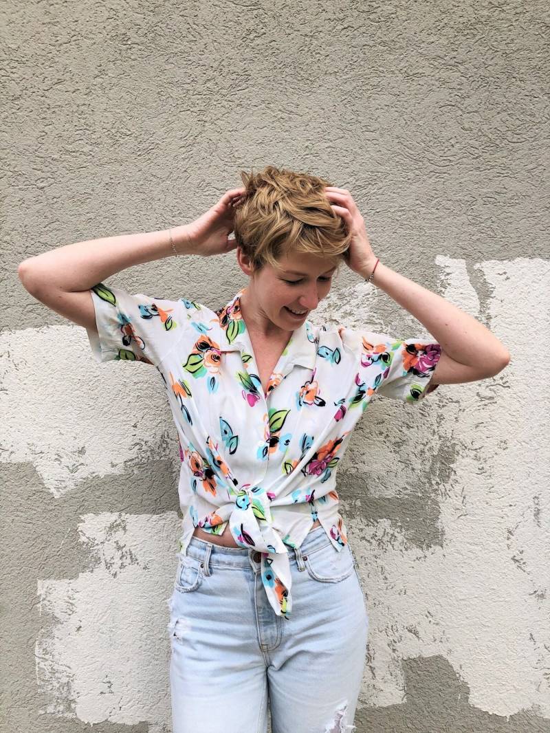 Vintage 80Er Jahre Blumen Print Bluse Viskose Kurzarm Top, Made in Italy von LovaVintageIL