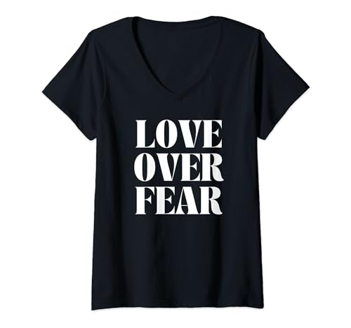 Damen Love Over Fear T-Shirt mit V-Ausschnitt Damen Love Over Fear T-Shirt mit V-Ausschnitt von Love Over Fear Designs