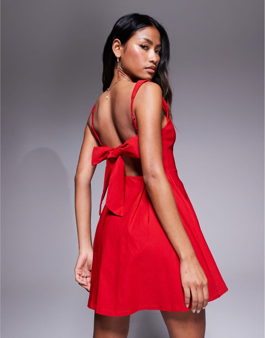 Love Triangle - Bengaline-Minikleid in Rot mit quadratischem Ausschnitt und Schleife am Rücken von Love Triangle