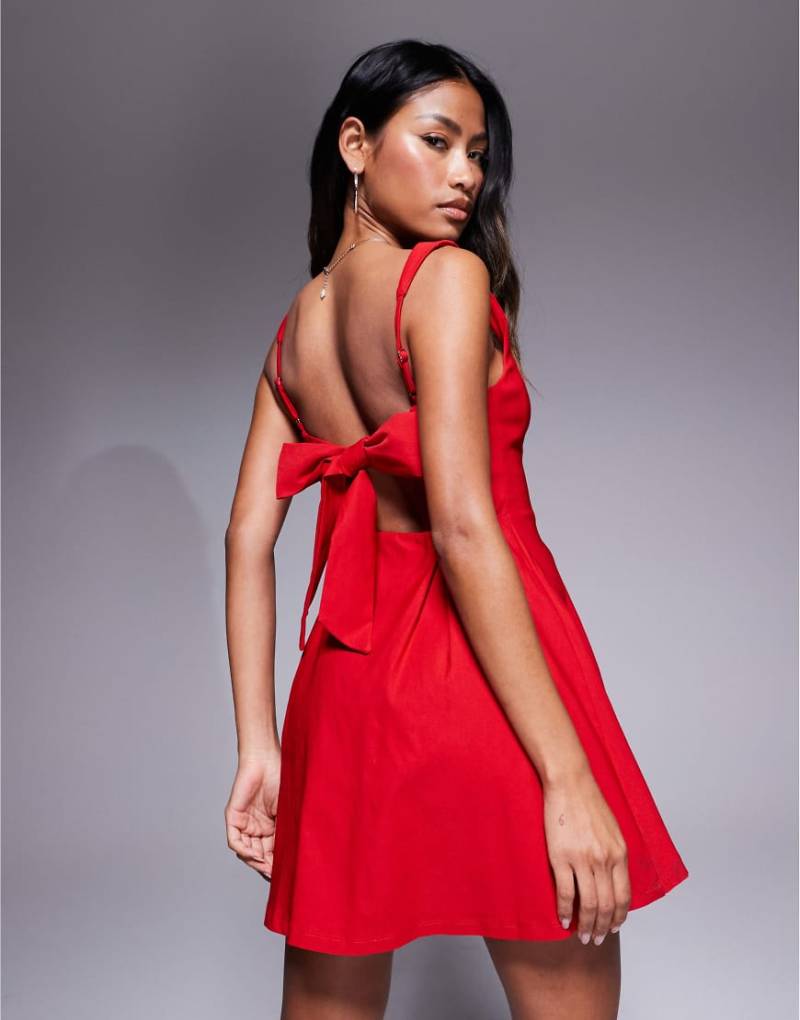 Love Triangle - Bengaline-Minikleid in Rot mit quadratischem Ausschnitt und Schleife am Rücken von Love Triangle