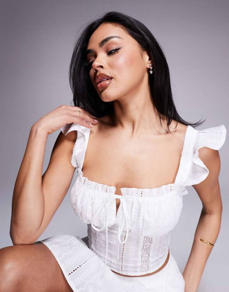 Love Triangle - Cropped-Oberteil im Milchmädchen-Stil in Weiß mit Lochstickerei, Kombiteil von Love Triangle