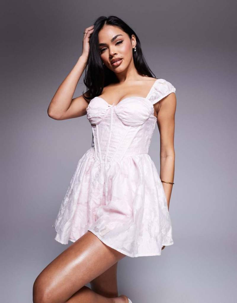 Love Triangle - Korsett-Playsuit aus Jacquard in Hellrosa mit kurz angeschnittenen Ärmeln von Love Triangle