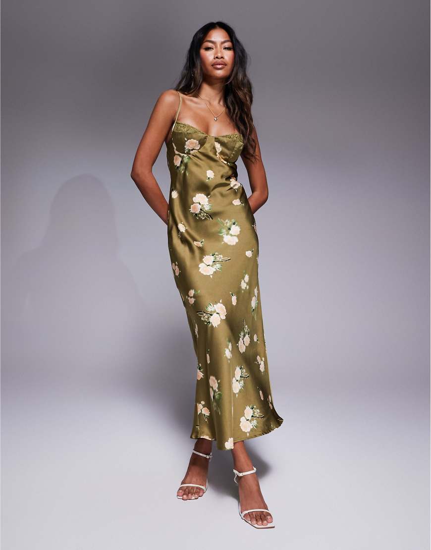 Love Triangle - Maxikleid aus Satin in dunklem Olivgrün mit Blumenprint und Körbchen mit Spitzenrand von Love Triangle