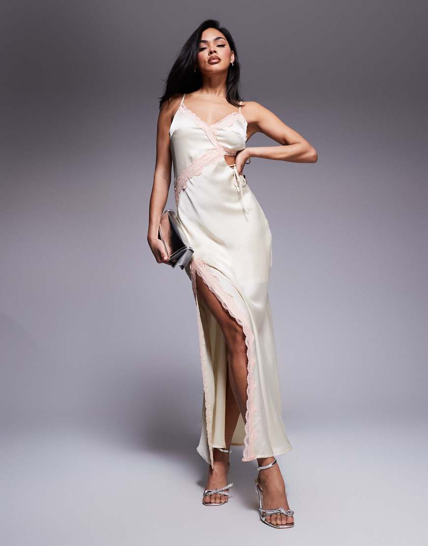 Love Triangle - Maxikleid aus Satin mit Spitzenbesatz in Aprikose und Zierausschnitt-Neutral von Love Triangle