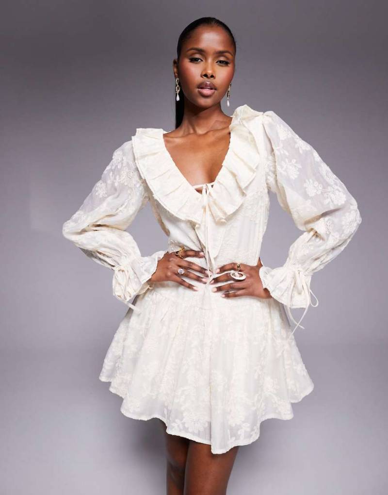 Love Triangle - Spitzen-Minikleid in Vintage-Creme mit tiefer Taille und Rüschendetails-Weiß von Love Triangle