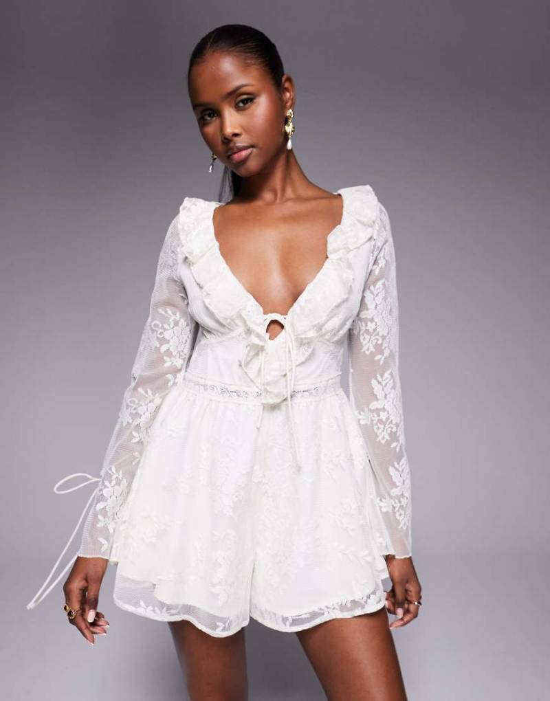 Love Triangle - Spitzen-Playsuit in Creme mit Rüschen- und Bindedetail-Weiß von Love Triangle