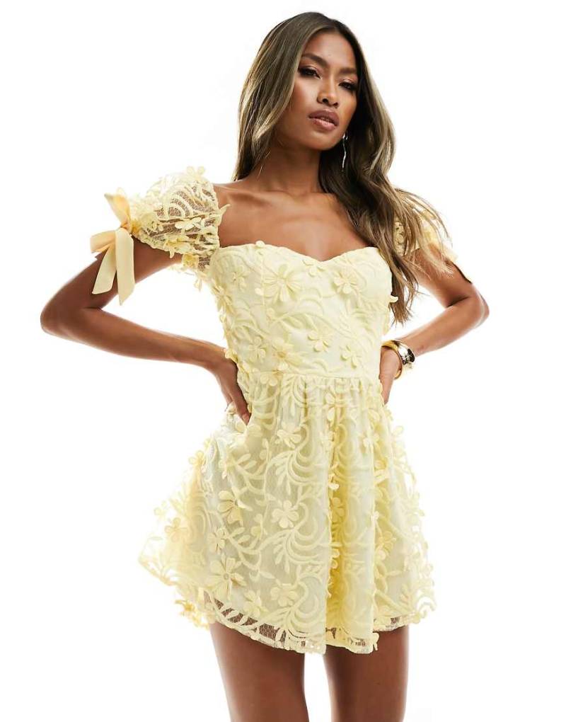 Love Triangle - Spitzen-Playsuit in Gelb mit Bindedetail am Rücken von Love Triangle